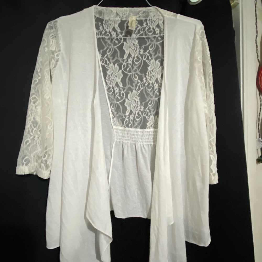 Pretty white lightweight shrug / jacket